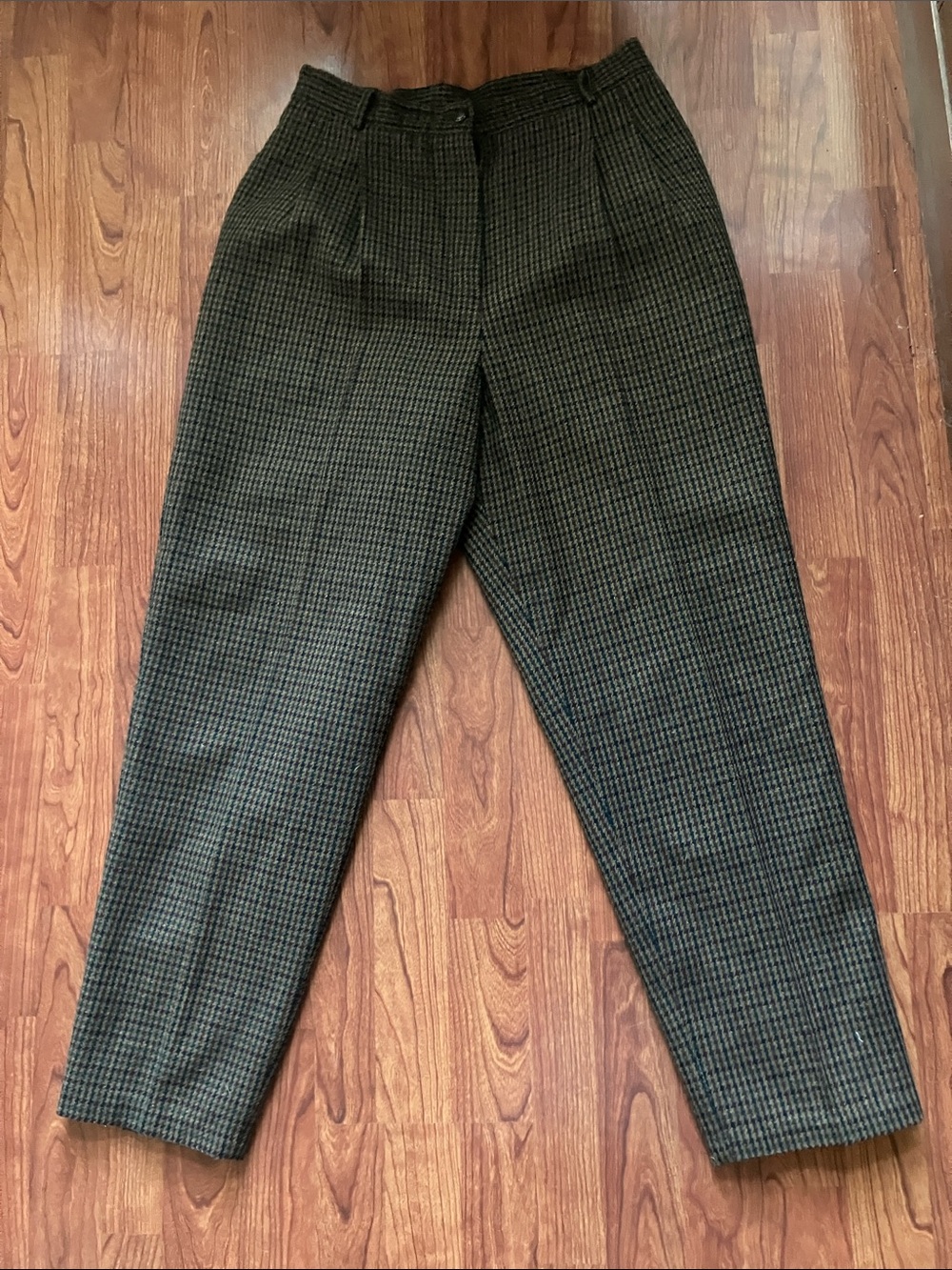Wool blend, fully lined pleated trousers
